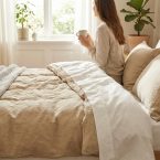 Femme sortant de son lit et tenant une tasse à café